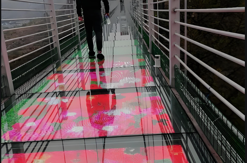 LED顯示屏在玻璃棧道中的應(yīng)用